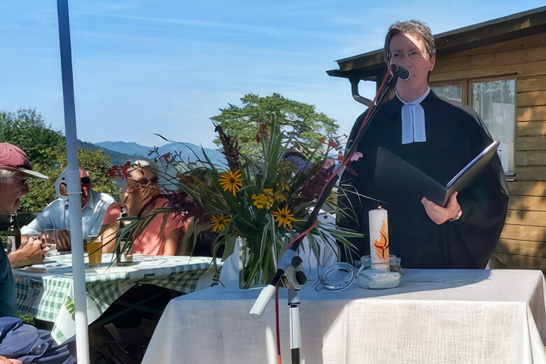 Ulrike Marx beim Gottesdienst auf der Alp Wimpfel